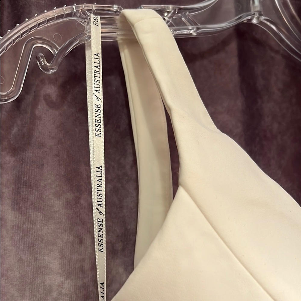 Elegant Ivory V Neck wedding dress with LOW back D3985 - Picture 5 of 9